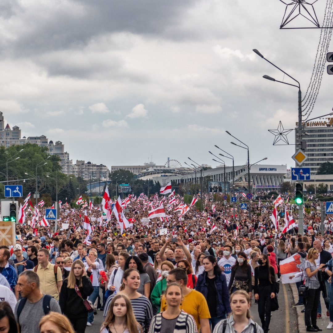Crowds of young people with Belarusian flags protesting.